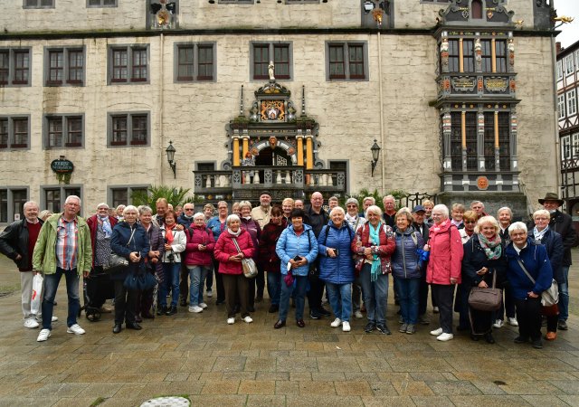 … einer doch sehr fröhlichen Gesellschaft, denn der Regen hat aufgehört und Sehenswürdigkeiten gibt es hier nicht nur wie das Rathaus im Hintergrund  