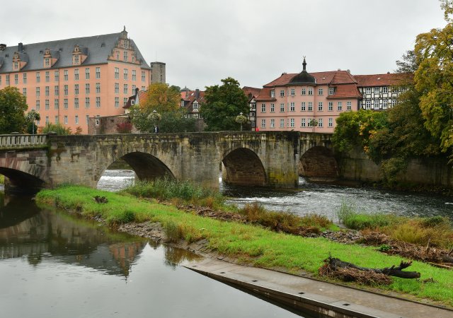 Es tröpfelt schon wieder, doch hinter der Brücke kommt gleich der Bus 