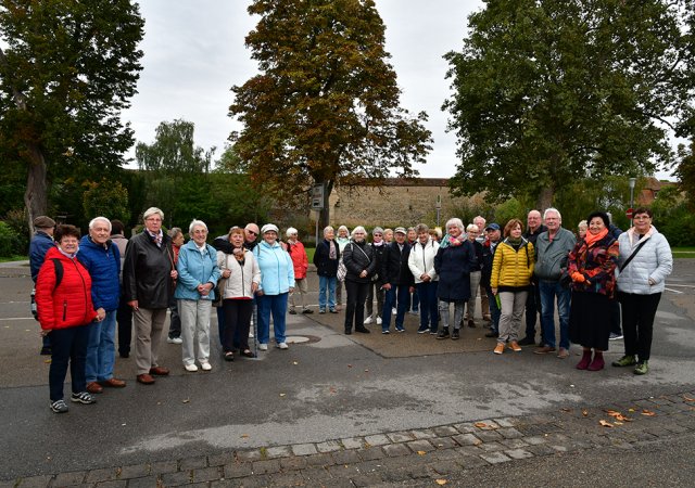 Ankunft in Rothenburg. Schnell ein Gruppenfoto von Bus 1, bevor die Gästeführerinnen kommen 