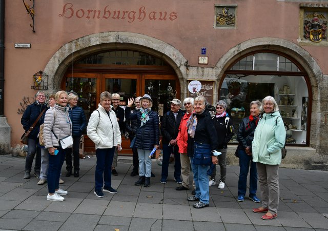 Viele Damen in der Herrengasse