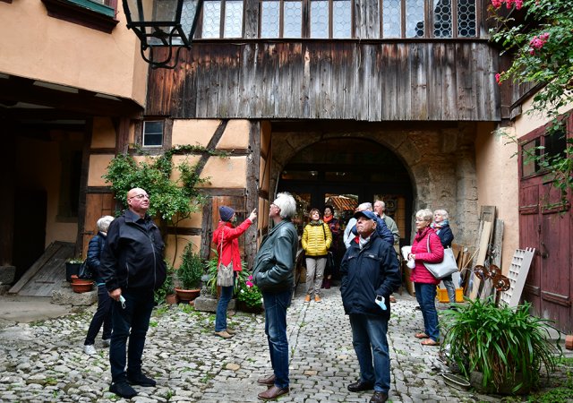 Altes Gebälk im Hinterhof