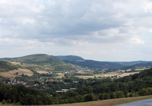 … oder hinter diesen?