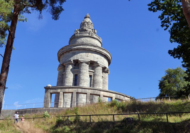 Das Denkmal, das die älteren Mädchen und Burschen schafft 