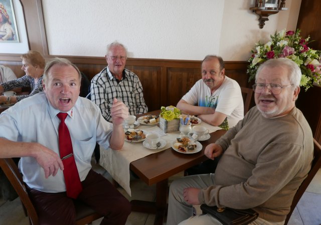… und wenn auch die beiden Herren im Vordergrund der Kellnerin hinterherrufen, der Kaffee kommt erst, wenn sie dran sind.
