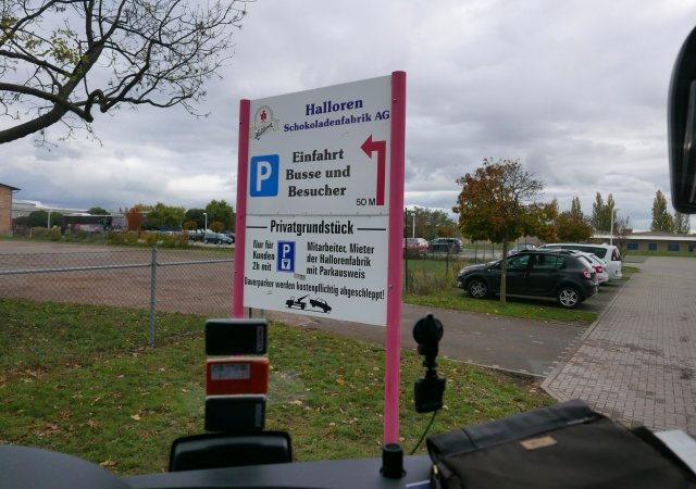 Ruf aus der 2. Reihe: „Vorsicht, ein Schild“!