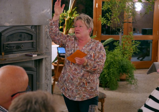 Frau Hoffman, gibt das Signal – nächste Flasche