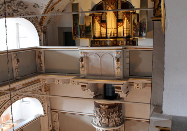 Orgel mit Holzpfeifen und in einer Linie mit der Kanzel – fast einmalig